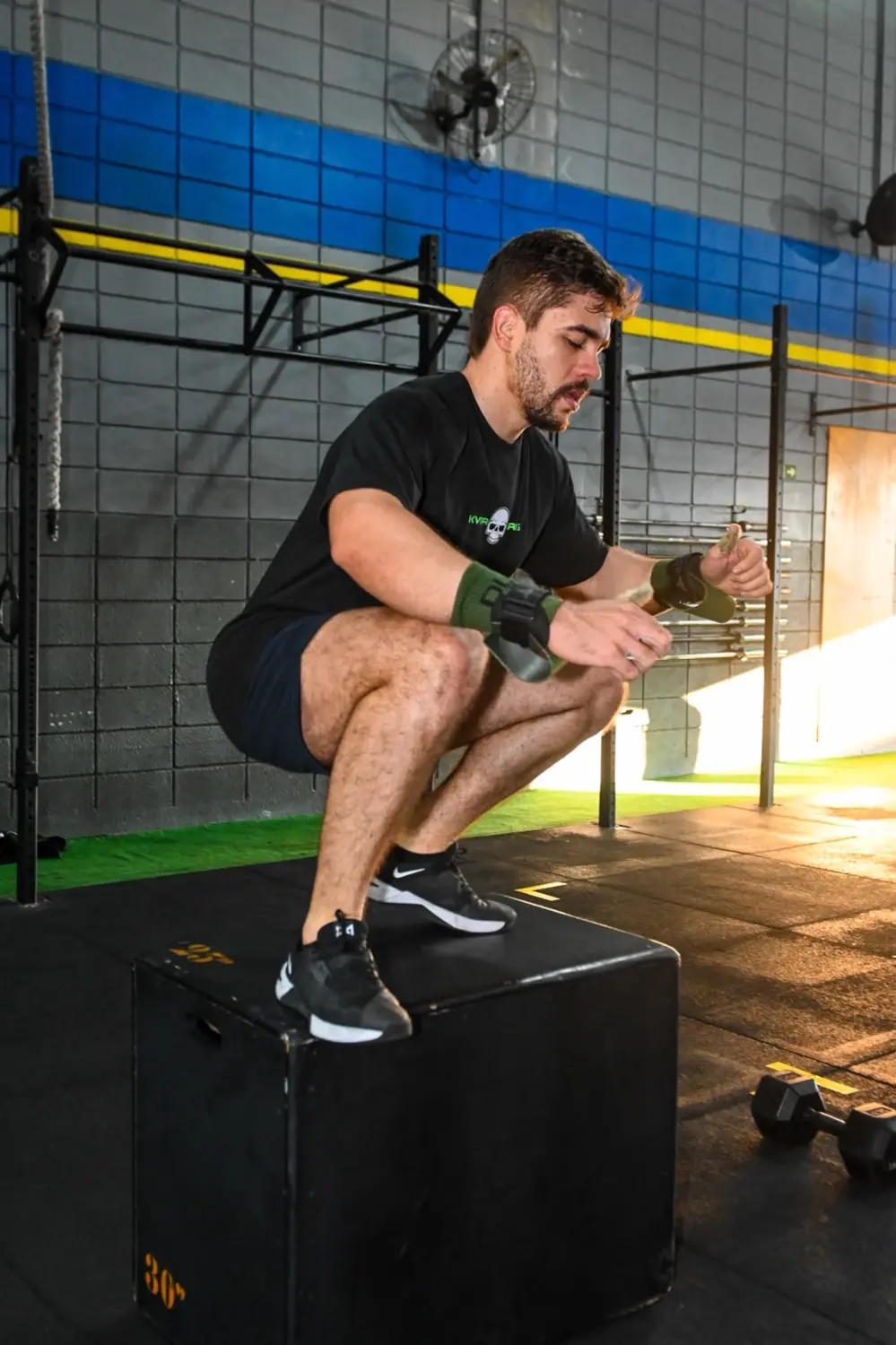 Aluno saltando sobre uma caixa durante o treino